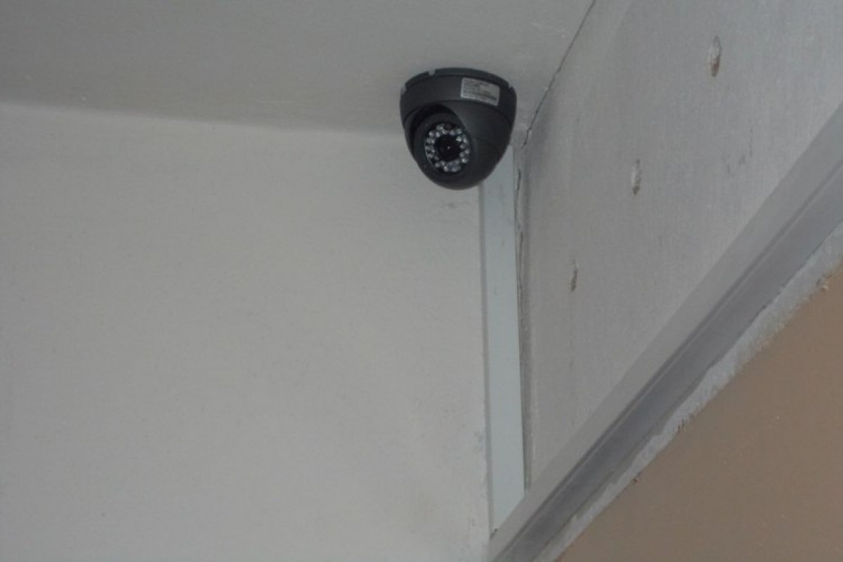 Как можно скрыть камеру. Камера видеонаблюдения (Тип-1, ММС). Камера видеонаблюдения в подъезд. Видеокамера для видеонаблюдения в подъезде. Потолочная камера видеонаблюдения.